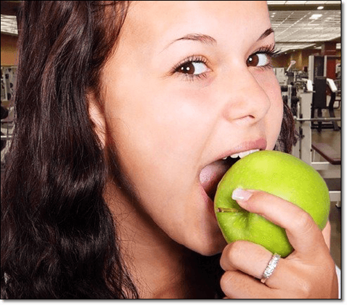 사과먹는 여자