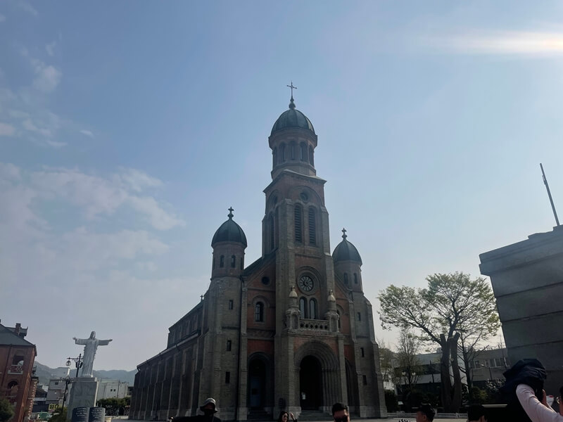전주한옥마을의_랜드마크_전동성당이_보였다