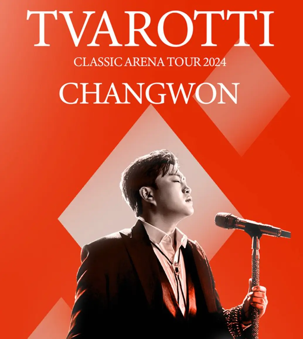 붉은 바탕 상단 가운데 흰글씨 TVAROTTI CHANGWON 아래 가운 스탠딩 마이크를 손으로 잡고 노래하는 김호중 옆모습