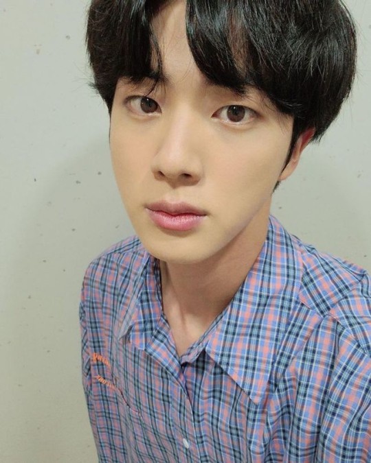  BTS 진, 시선 사로잡는 왕자님 미모 '너무 잘생겼어'