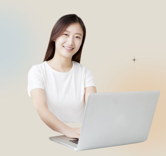 컴퓨터를-하며-웃는-여성