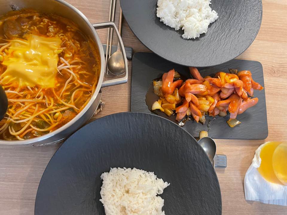 치즈부대찌개와 소세지야채볶음