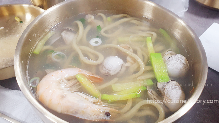 내방 방배 맛집 The 칼국수 &amp;#44; 물총칼국수 사진&amp;#44; 동죽 조개와 새우 1마리가 있는 내용물이 푸짐하다