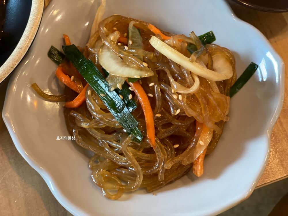 아산 곡교천 맛집 꽁당보리밥 - 기본찬 잡채