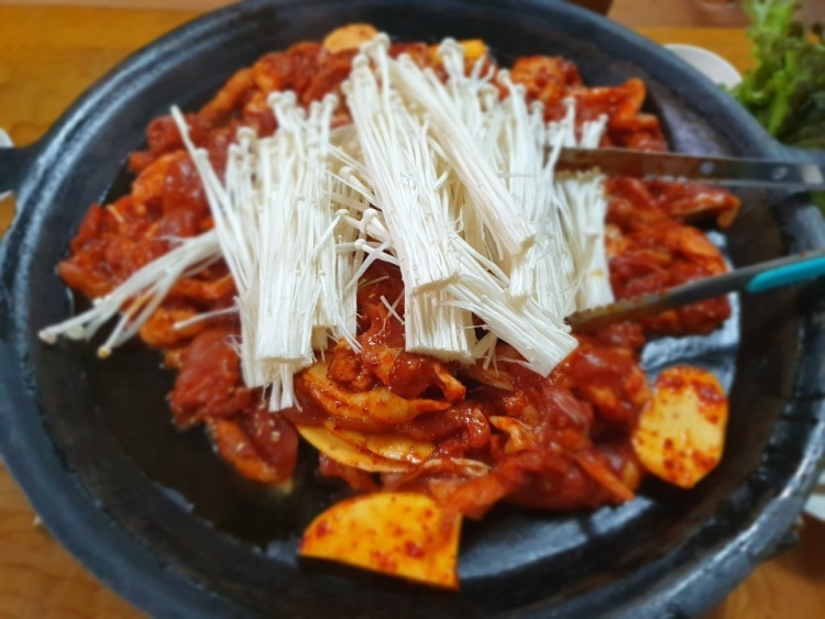 솥뚜껑생생오리 이미지