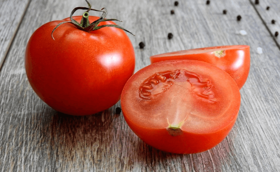 활성산소 제거 음식 토마토 두개가 놓여 있다