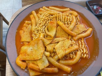 달걀김밥 순두부찌개 제육김밥