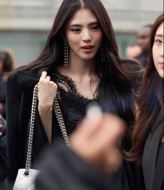  한소희, 파리 장악한 퇴폐미! [사진]