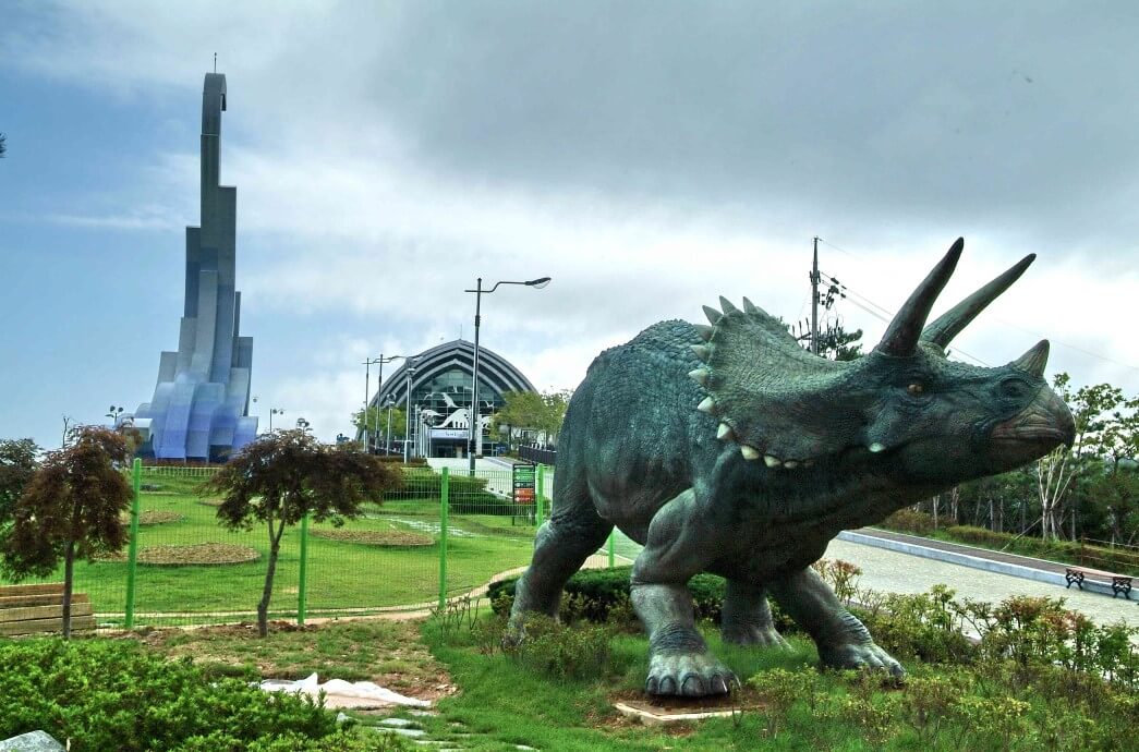 공원에-공룡-조각상이-있다