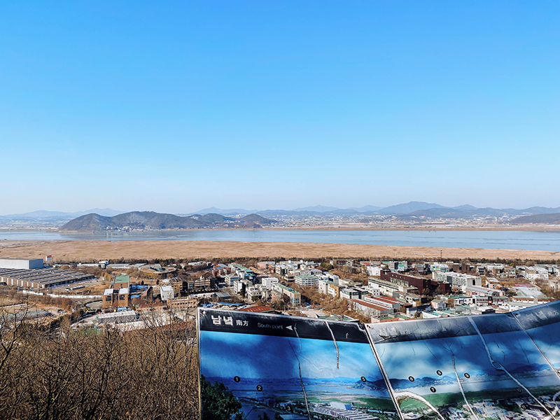 파주 심학산 전망대에서 본 한강 너머 김포 봉성산과 그 아래 전류리 포구. 그리고 하성면 석탄리.