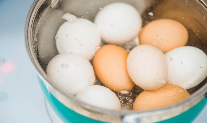 껍질이 쉽게 깨지지 않게 계란 삶는 방법 냄비에 계란 몇개 넣고