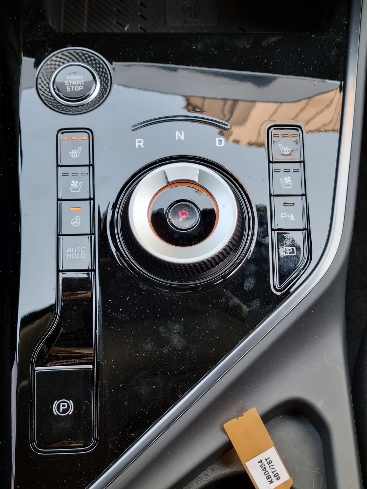 신형 니로의 시동 버튼&#44; 전자식 다이얼 변속 레버&#44; 버튼을 촬영한 모습입니다.