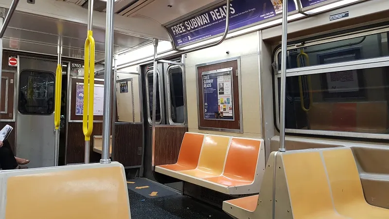 뉴욕 지하철 의자