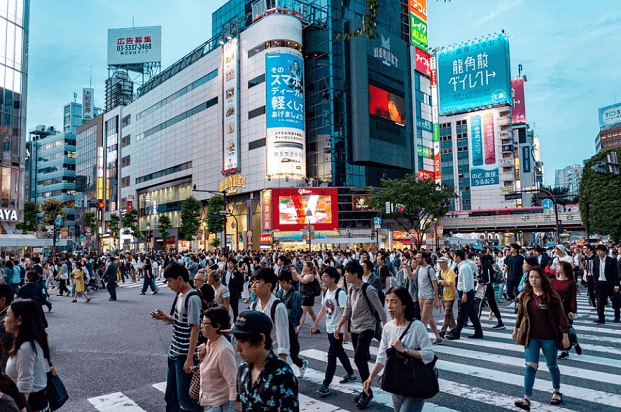 일본-도쿄여행-횡단보도를-건너는-사람들