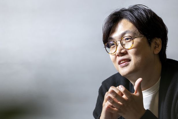튀는남자 이미지