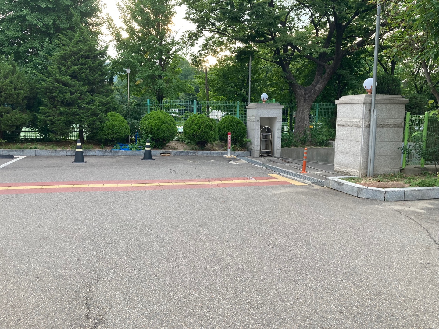 학교 정문