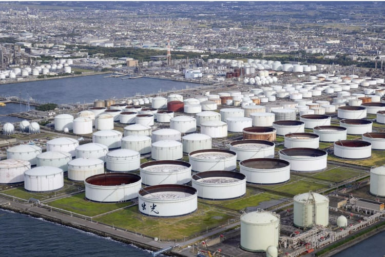  국제 유가 및 전국·서울 주유소 휘발유·경유 가격 동향 Oil slumps 6% to four-week low on recession worries, strong dollar