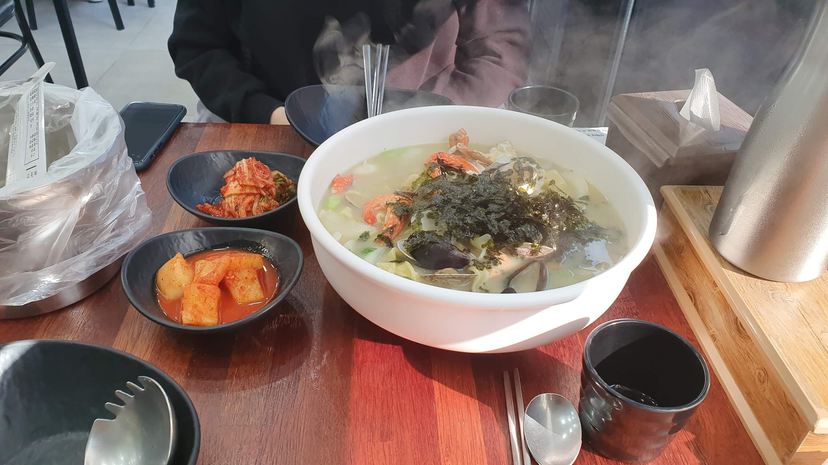 해물칼국수와 반찬