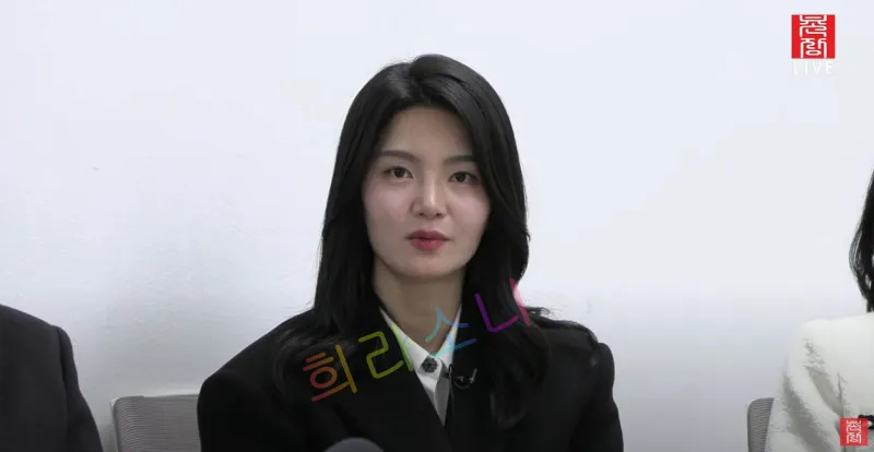 검은색 코트를 입고 긴 머리를 단정히 정리한 23기 현숙이 흰 벽 앞에서 정면을 응시하며 앉아 있다. 화면 오른쪽 상단에는 '촌장 LIVE' 로고가 보인다. 자막은 '희라소니'라고 적혀 있다.