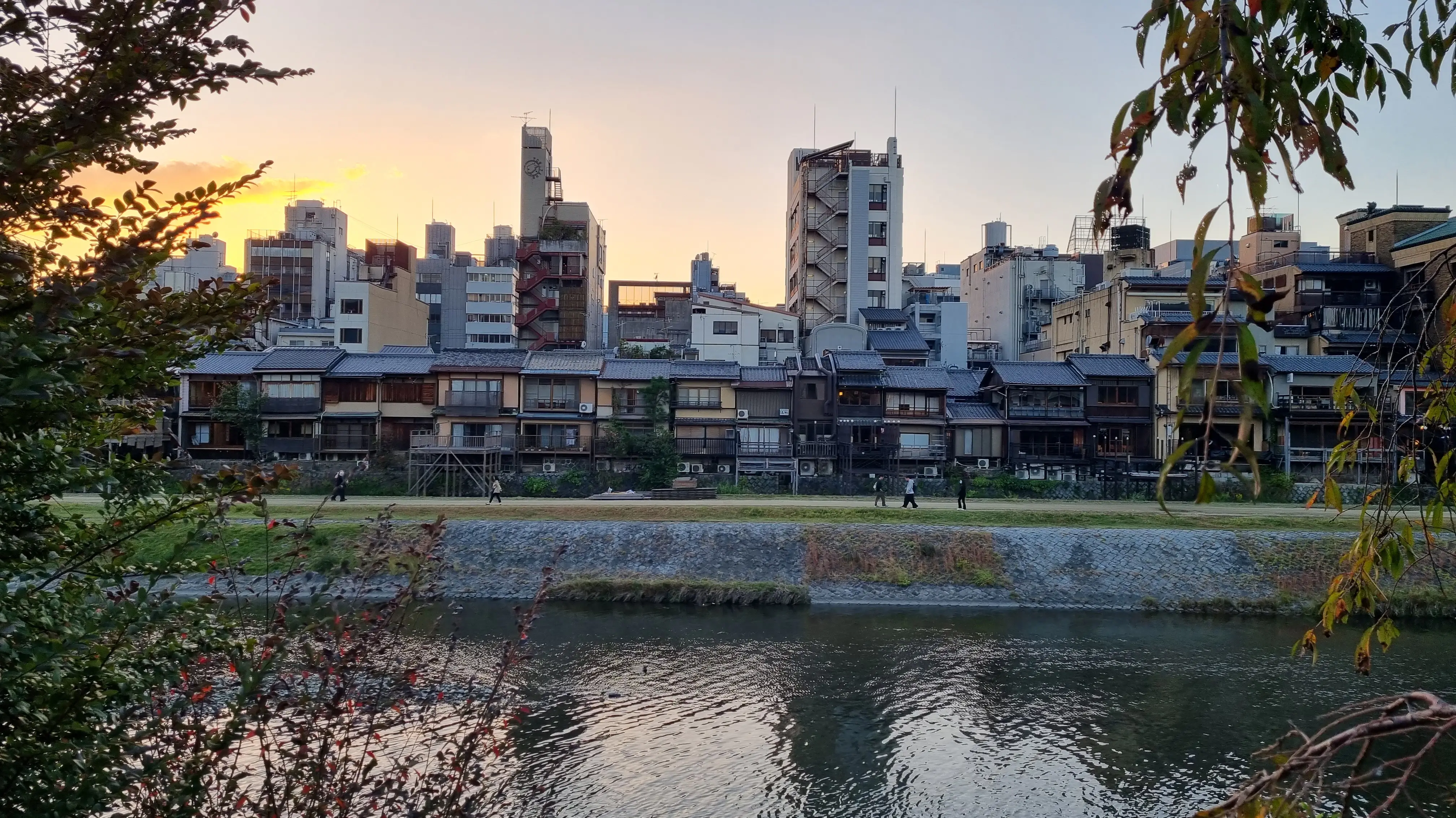 카모 강변의 일본 집을 보다 자세히 볼 수 있는 이미지입니다.