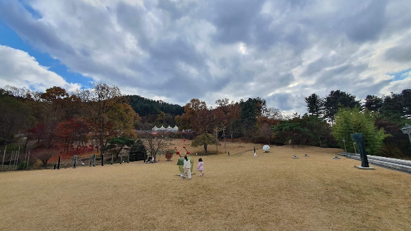 영은미술관-명장시대베이커리카페-잔디밭