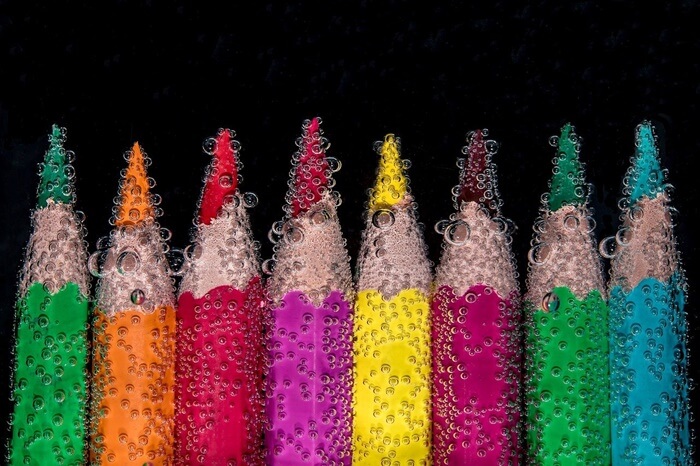 물방울 기포 속에 있는 다양한 색깔의 색연필들