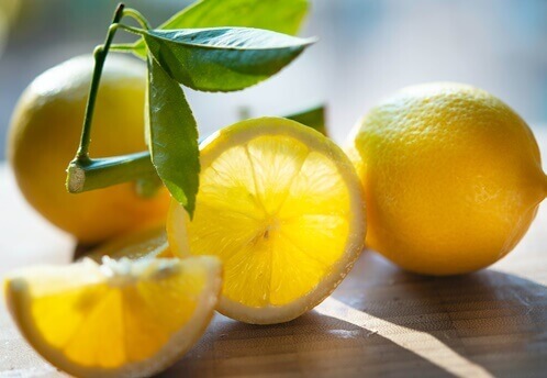 잘려지지-않은-레몬과-잘려져있는-레몬이-함께-있는-모습