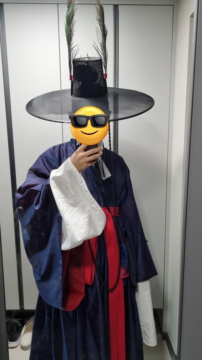 한복을 입고 다닌 것 뿐인데 아저씨가 다가오지 말라고 함
