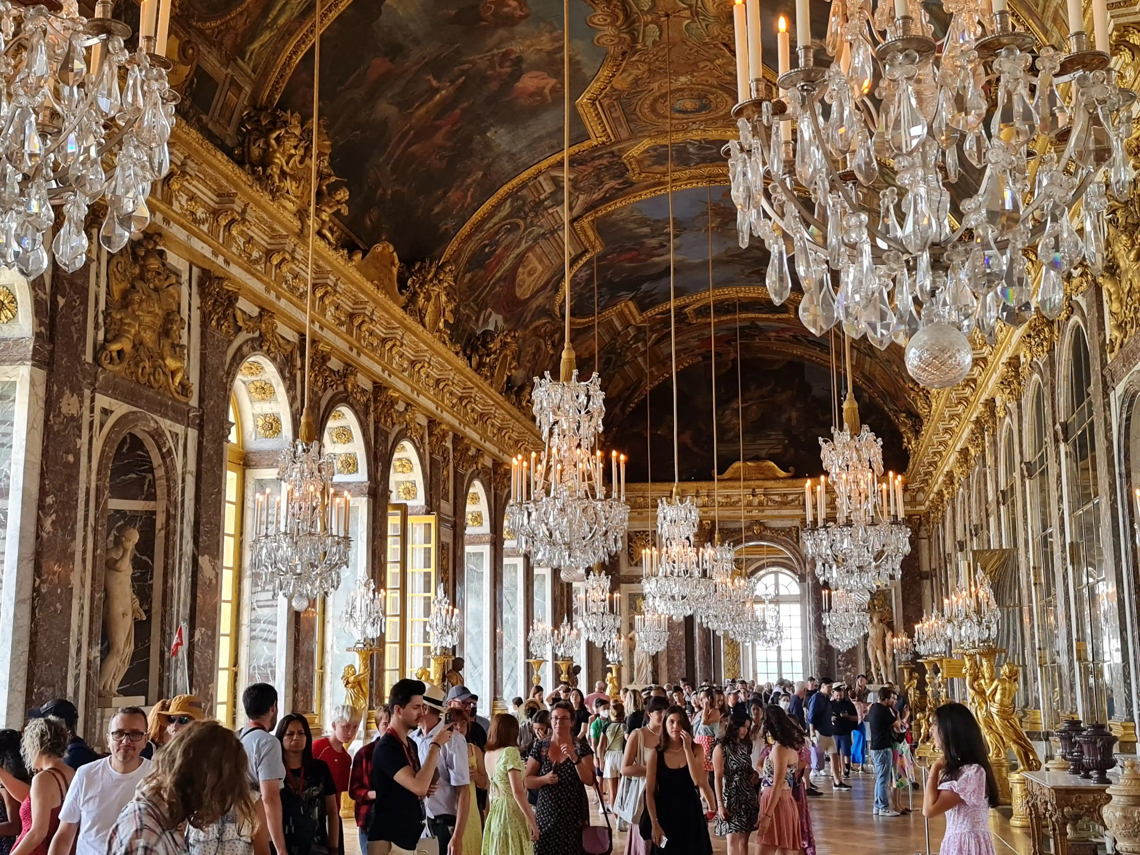 베르사유 궁전 화려한 샹들리에와 천장화 금박 거울의방