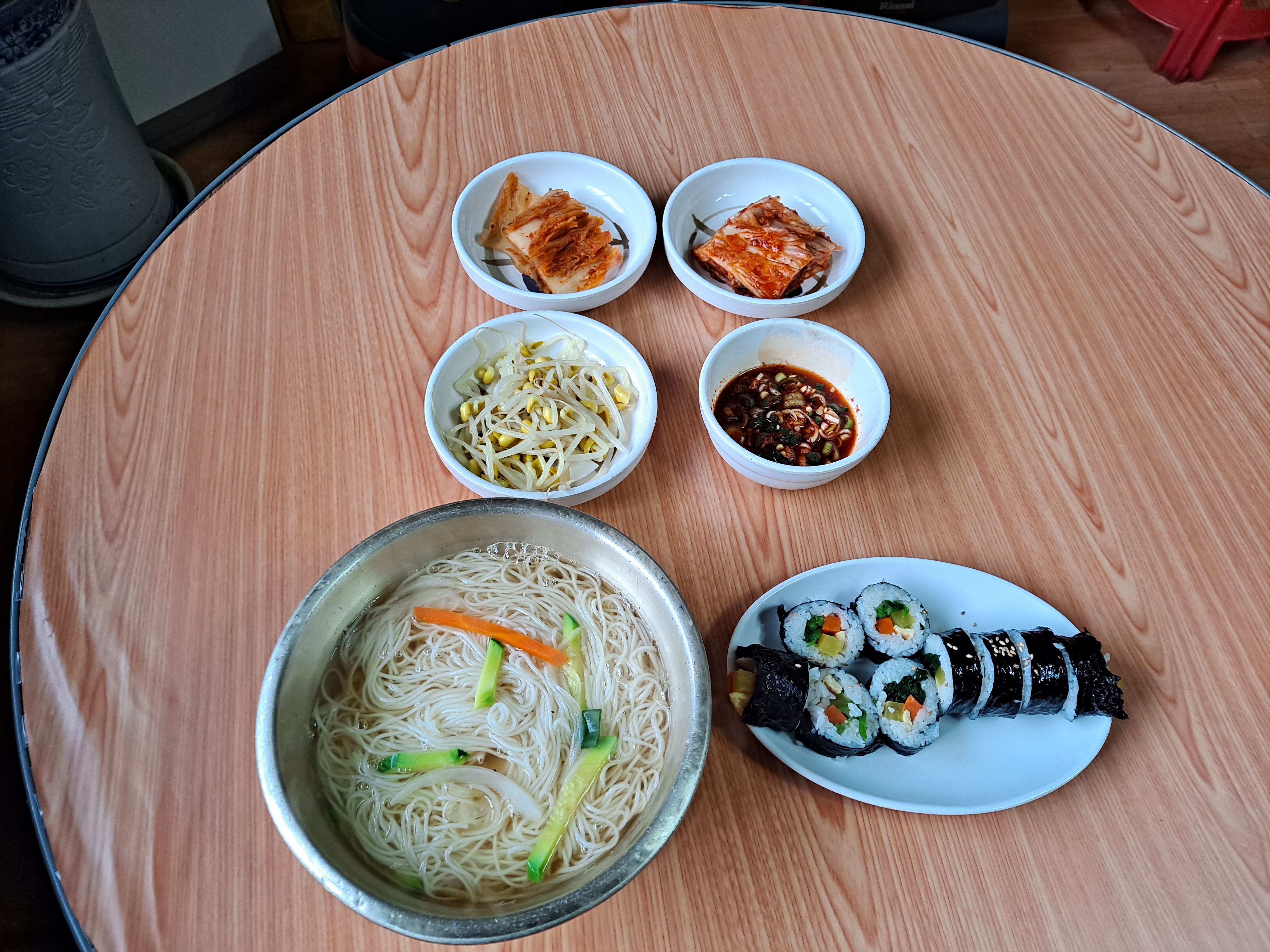  마음을 파는 식당, 도통국수김밥