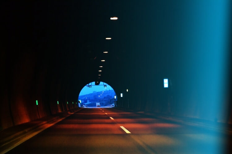 어둑한-고속도로-터널-내부