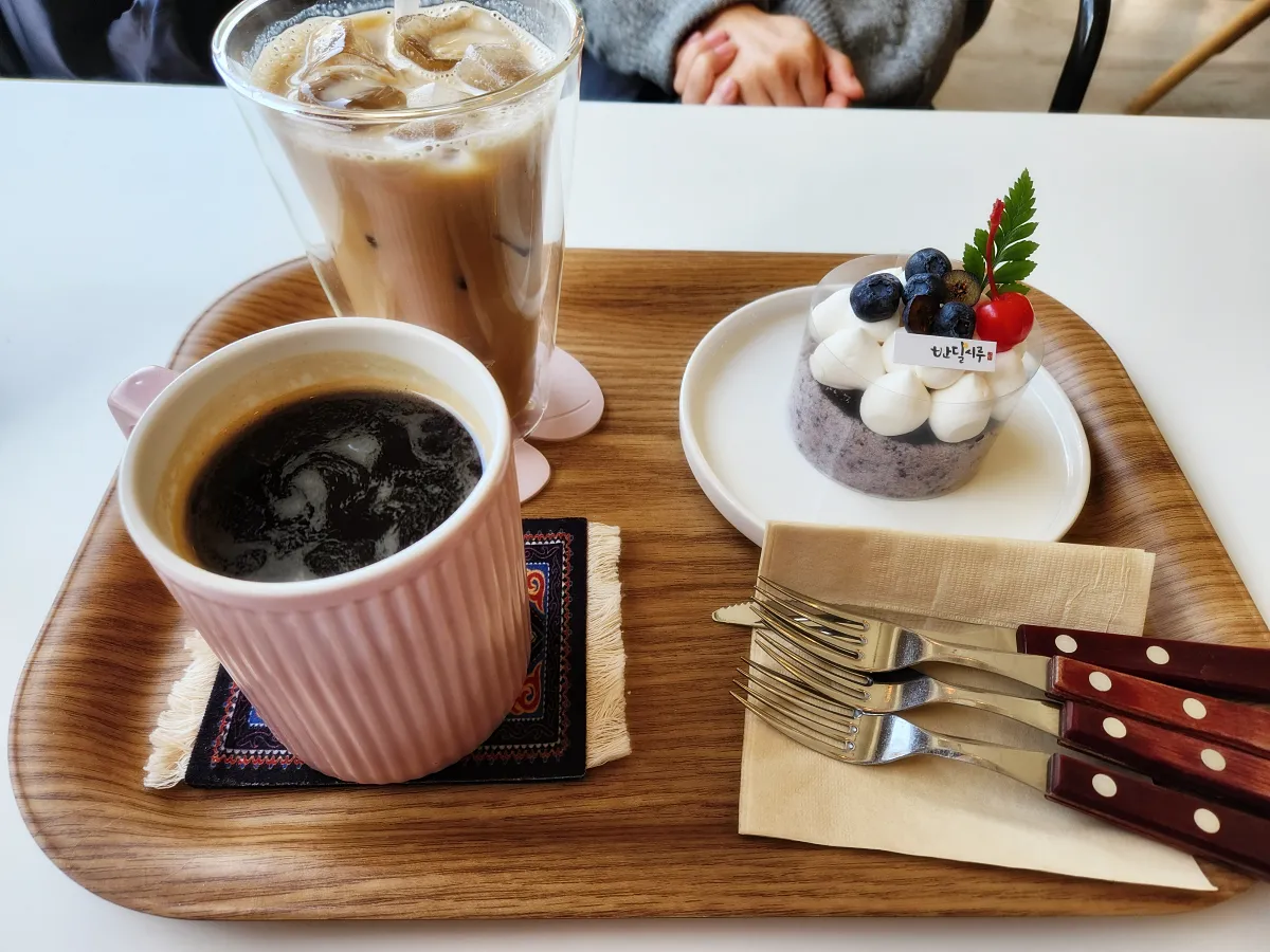 주문-카페라떼-커피-블루베리-떡케이크-