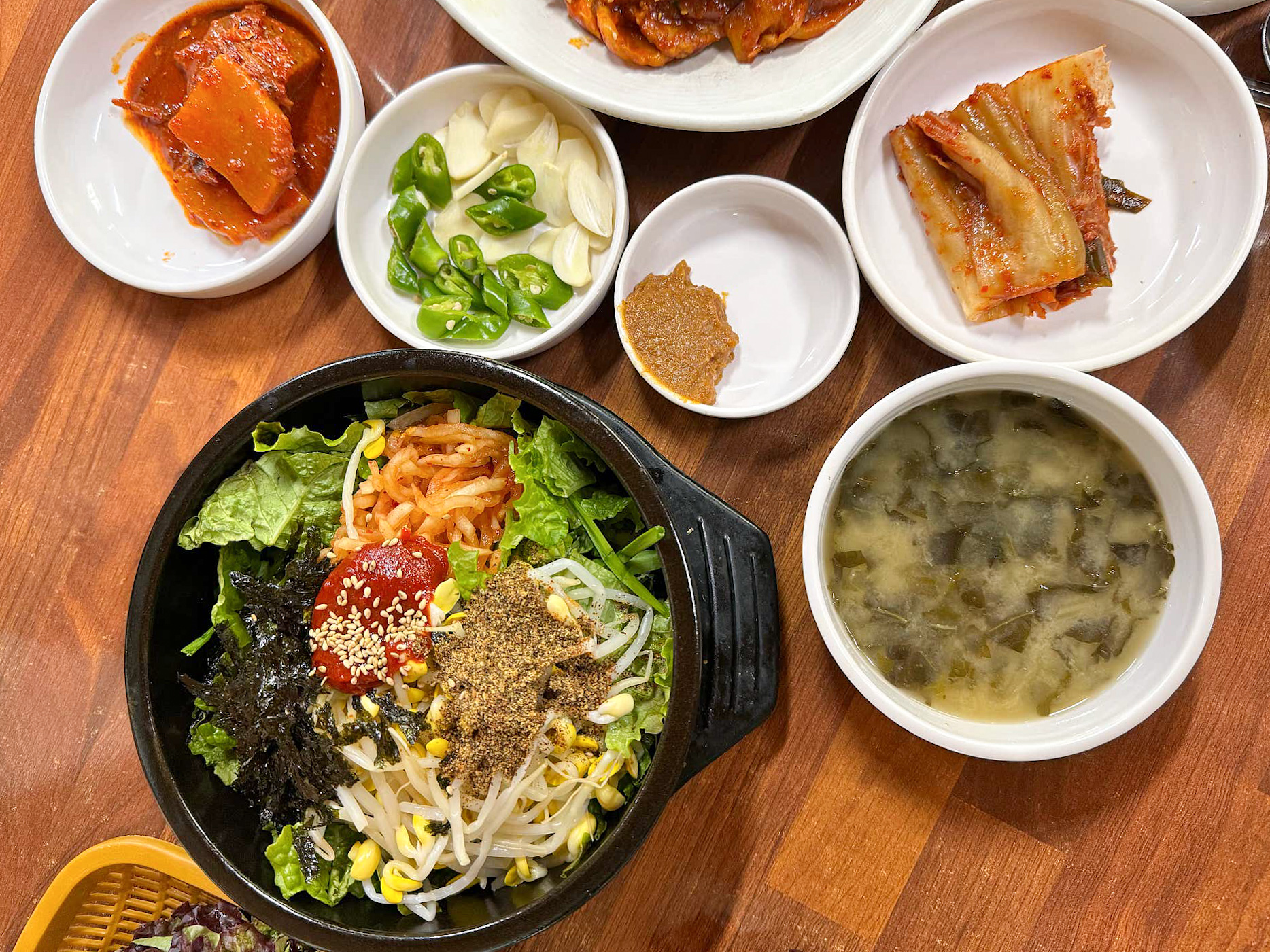 전주 시골가마솥집 제육볶음과 보리비빔밥이 테이블에 차려진 사진