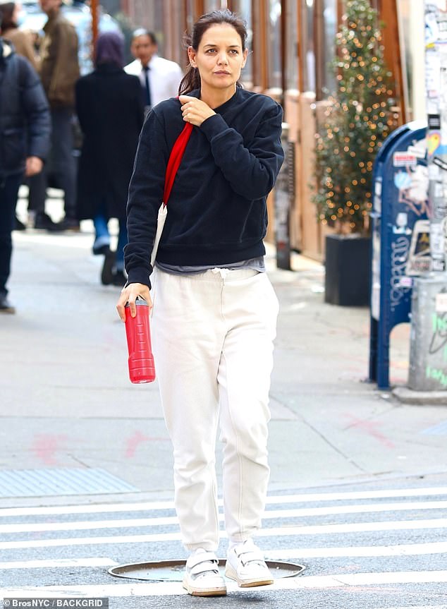  케이트홈즈(Katie Holmes)는 뉴욕 거리에서 락앤본 팬츠와 아크네 스니커즈를 신고 캐주얼 한 모습 포착