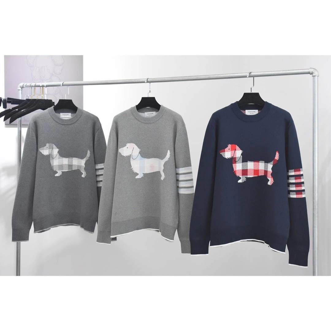  [THOM BROWNE] 톰브라운 미디엄 코튼 크레이프 버팔로 체크 자카드 헥터 아이콘 크루넥 4-바 니트 스웨터 (3 COLO)