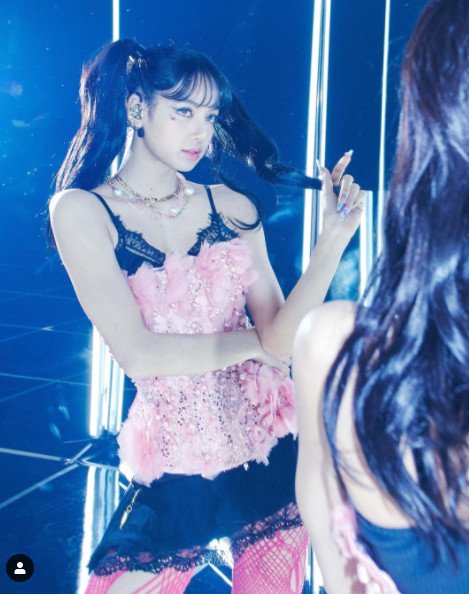  블랙핑크 리사, 란제리룩에 망사스타킹…큐티섹시 매력