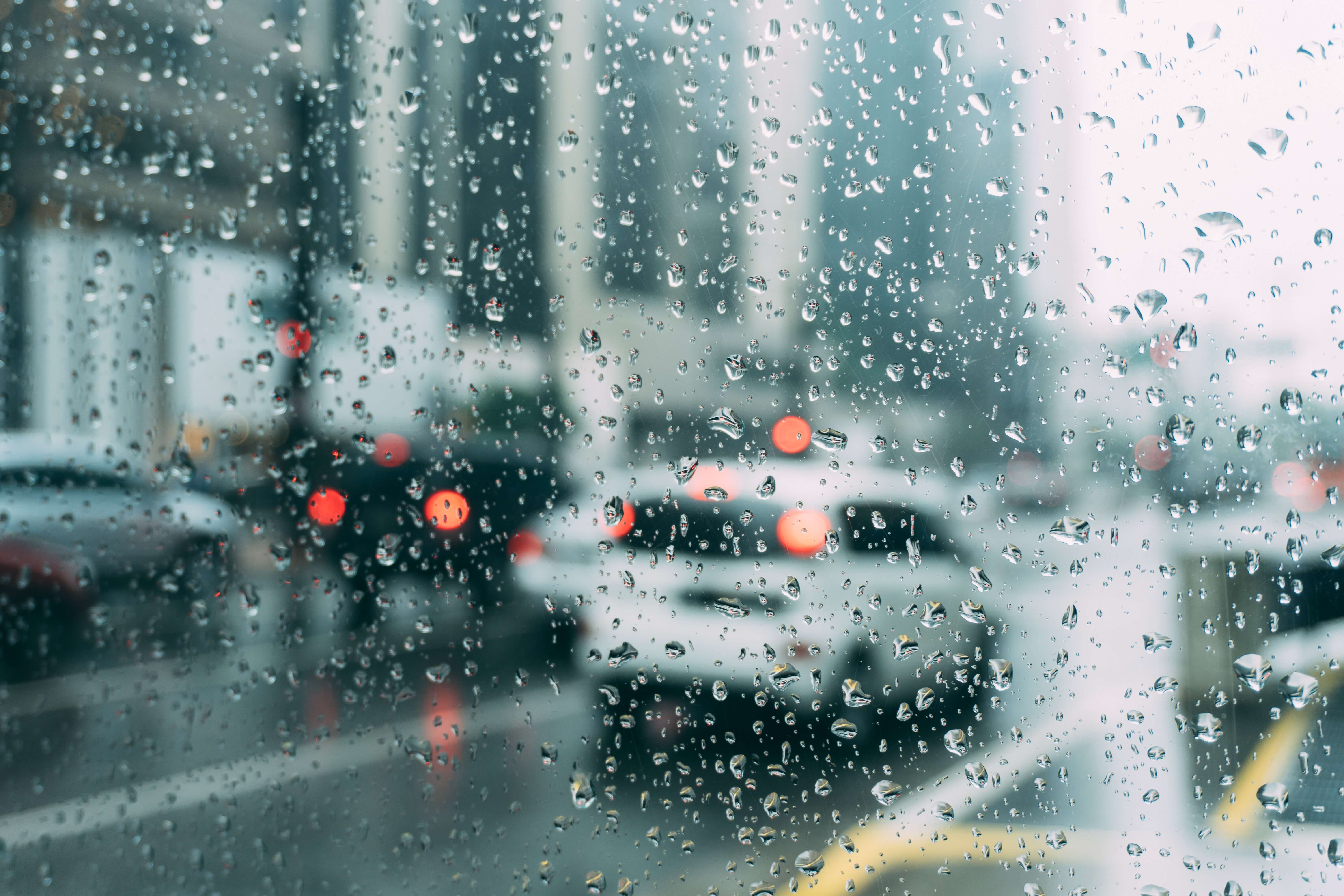 비오는 날 차에서 물방울이 맺힌 차창 밖을 내다보는 장면