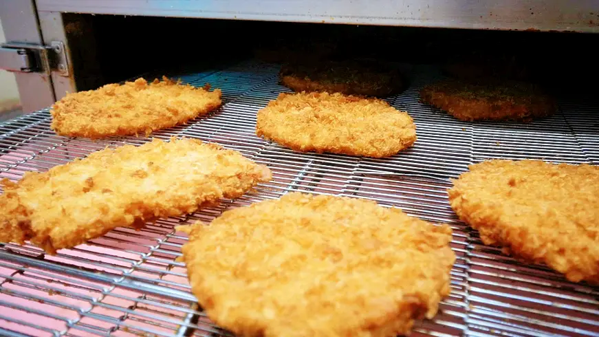 더위에 지친 입맛을 찾아줄 계절 김치와 겉은 바삭 속은 촉촉한 돈가스 공장 방송 업체 가게 정보