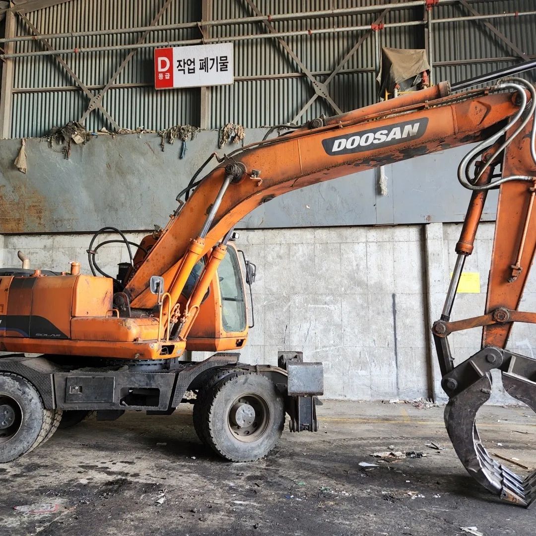  굴삭기 두산 DOOSAN DX210W모델 2002년식 3000만원 판매합니다
