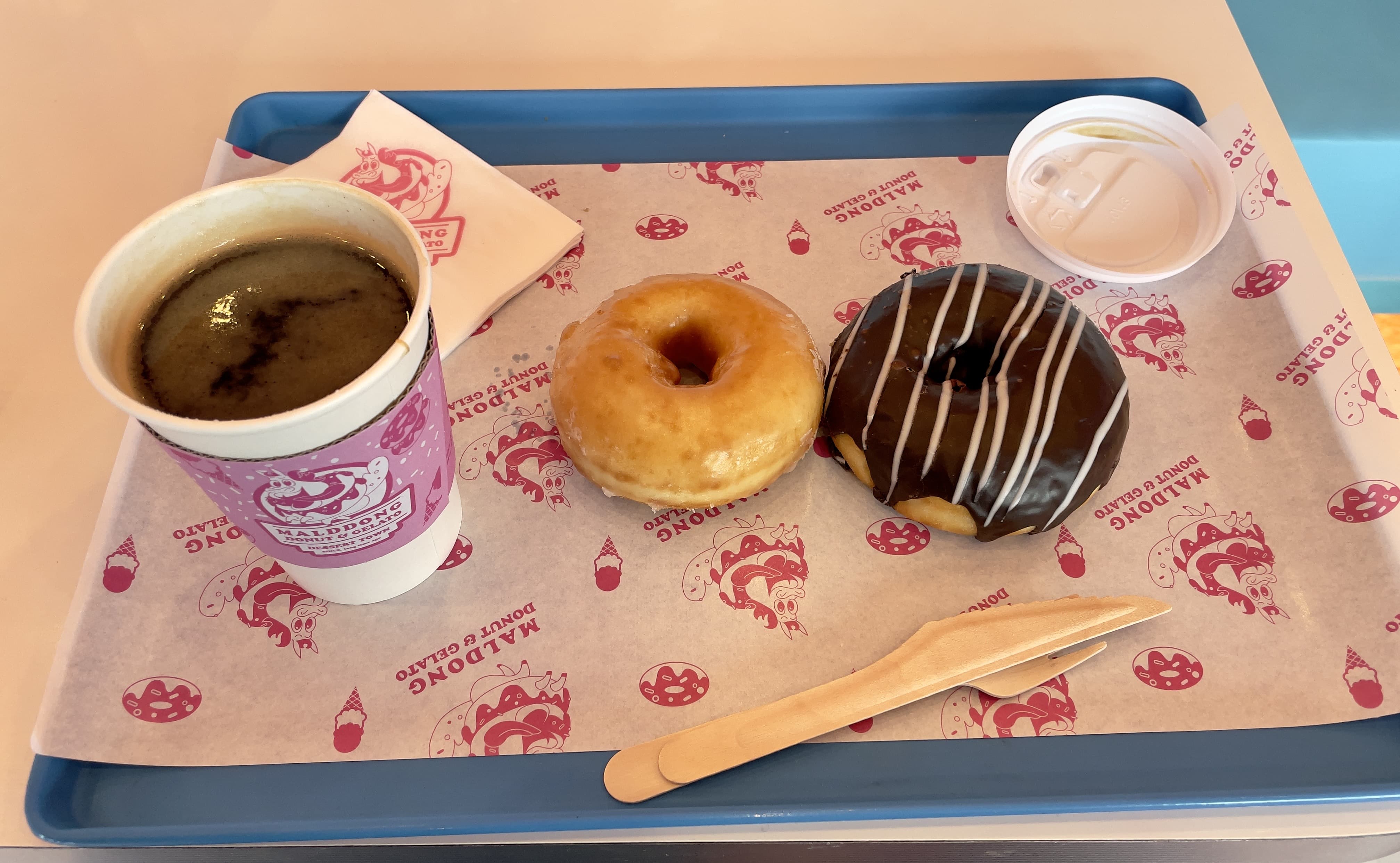 도넛 2개와 뜨거운 아메리카노 사진