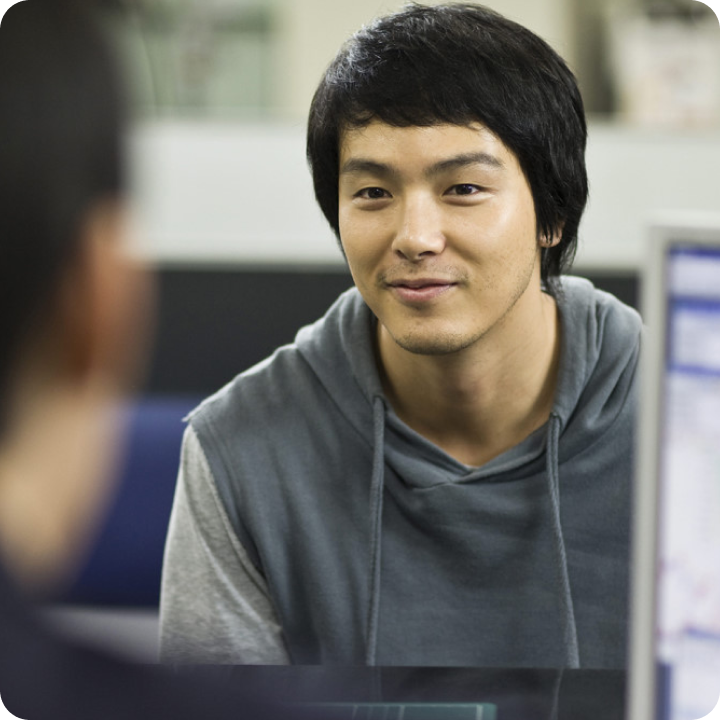 돈을 찾으러 와 창구 직원에게 장난치는 현수
