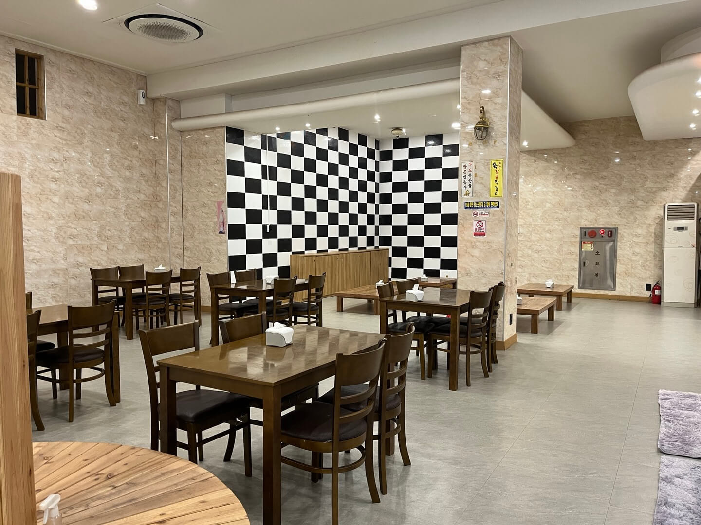 산방산 탄산온천 찜질방 식당 내부