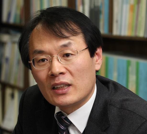  이상이 교수 이재명 비판한 난 징계 8개월 최강욱은 6개월 당 썩었다 짤짤이 발언 논란 휩싸여 당원 자격정지 6개월 처분 민주당은 성희롱 발언 노선과 정책 놓고 백가쟁명 상줘야
