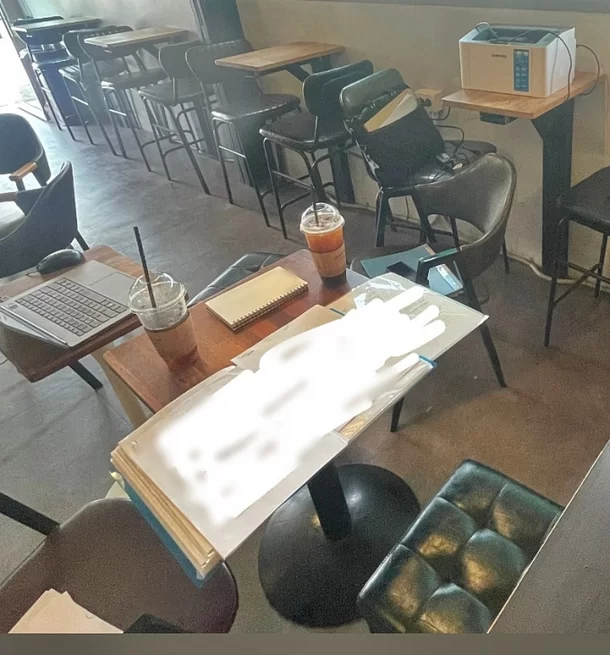  카페에 프린터 들고 온 손님들…"테이블 3개 점령, 사무실 차렸다"