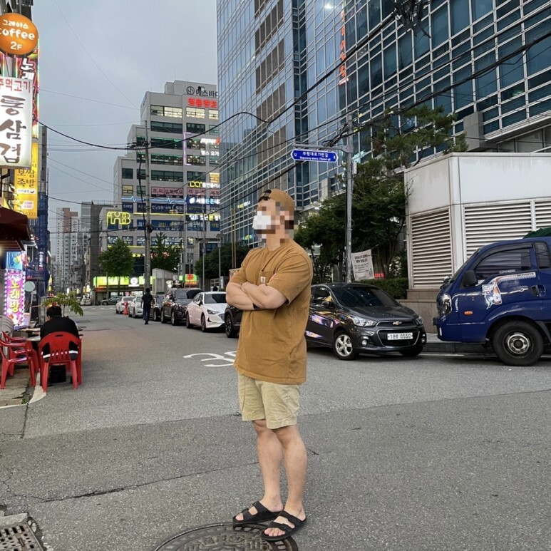 데일리룩(오뭘입)칼하트 오데사 볼캡 브라운, 칼하트 반팔, 유니클로 치노 하프 팬츠, 버켄스탁 슬리퍼, 데일리룩, 데일리코디, 데일리패션, ootd