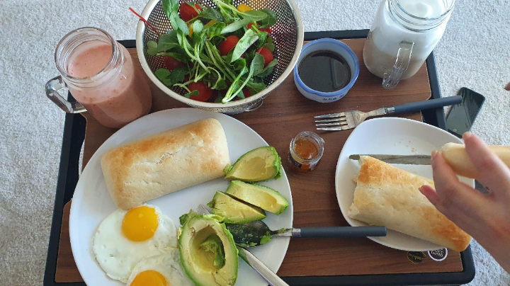 건강한아침식단-치아바타-방울토마토-계란후라이-메뉴