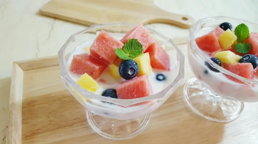 예쁜 잔에 담긴 수박 화채