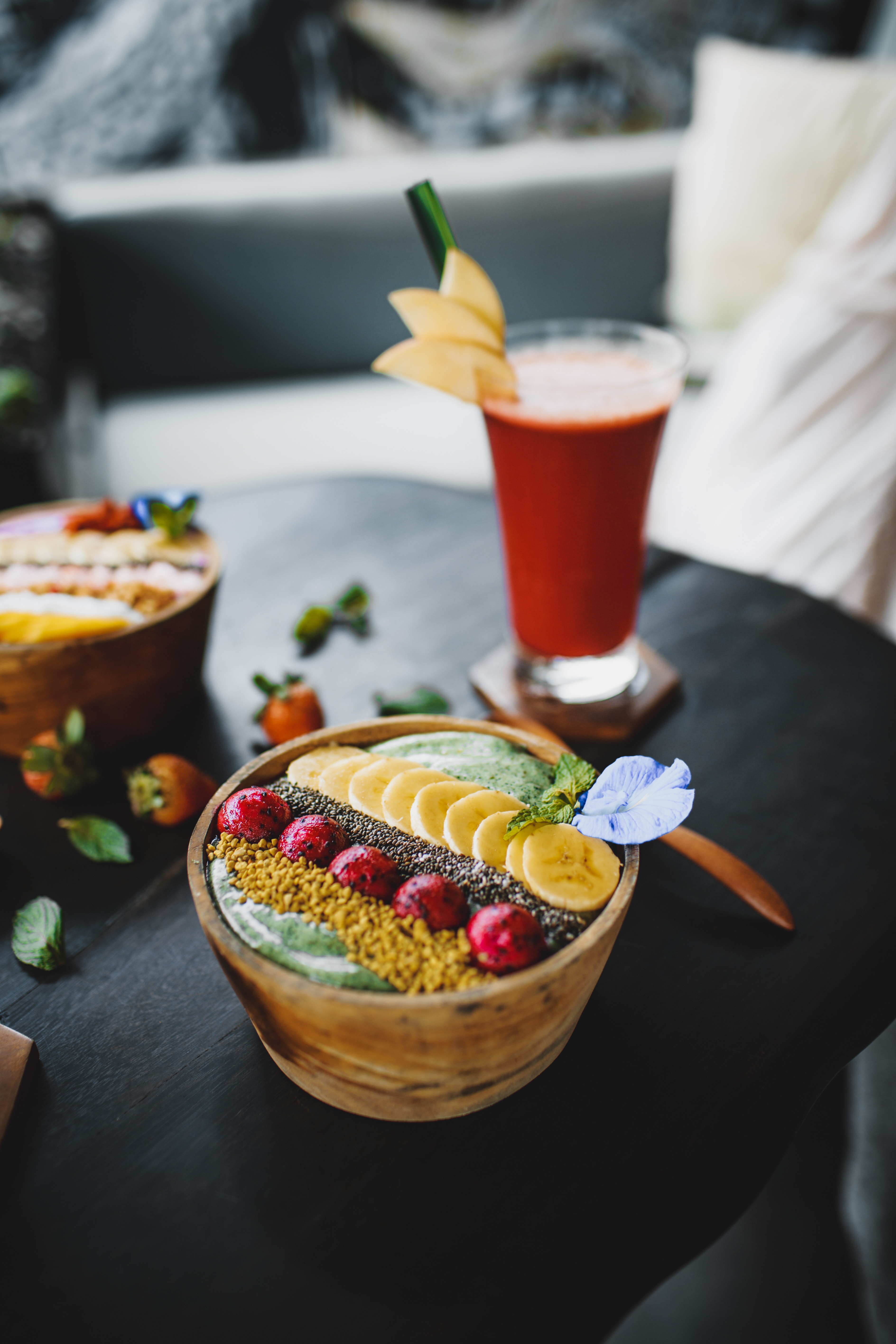  신선한 과일과 씨앗을 얹은 맛 있는 그린 스무디볼(Green Goddess 5 Smoothie Bowl)