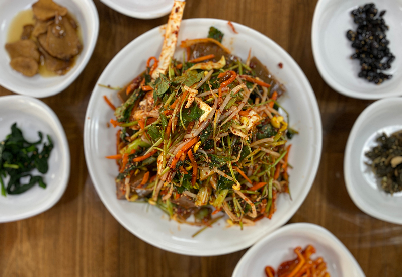 파프리카 가루로 맛을 낸 야채와 도토리묵