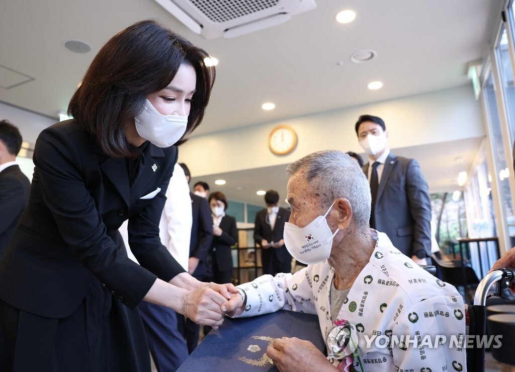  김건희, 與 중진 부인들과 오찬.."'언니들' 부르며 노고에 감사"
